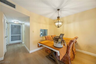 300 Forest Lakes Blvd in Naples, FL - Foto de edificio - Building Photo