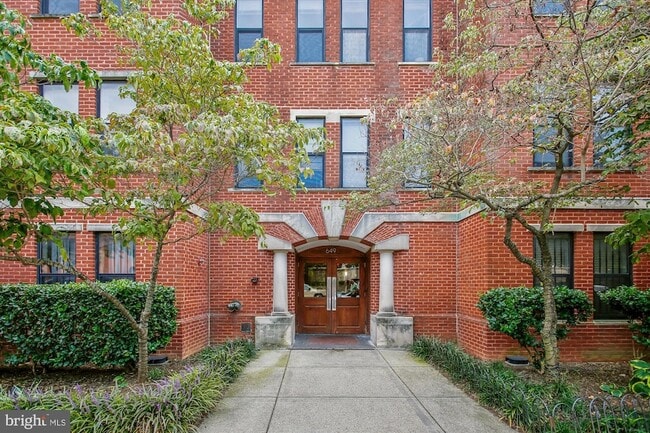 649 C St SE, Unit 302 in Washington, DC - Foto de edificio - Building Photo