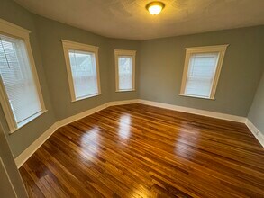 35 Cameron Ave, Unit 2 in Somerville, MA - Foto de edificio - Building Photo
