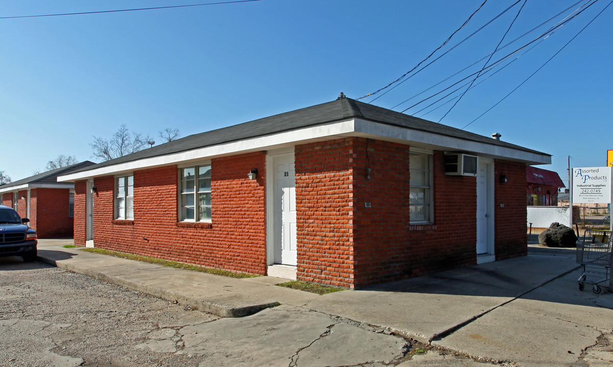 8620 Chef Menteur Hwy in New Orleans, LA - Foto de edificio