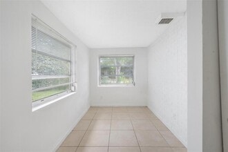 700 SW 67th Ave, Unit B in Pembroke Pines, FL - Foto de edificio - Building Photo