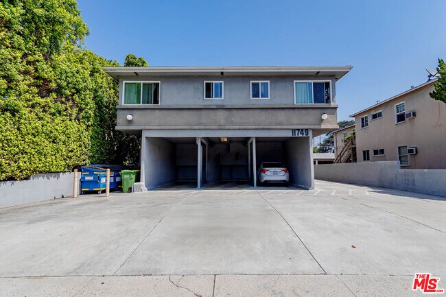 11749 Riverside Dr in Los Angeles, CA - Building Photo - Building Photo