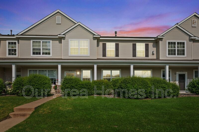 11322 Aberdeen Cir NE in Blaine, MN - Foto de edificio