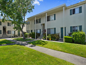 Colonial Garden Apartments in San Mateo, CA - Building Photo - Building Photo