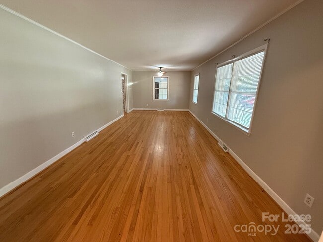 301 Montgomery Dr in Statesville, NC - Foto de edificio - Building Photo