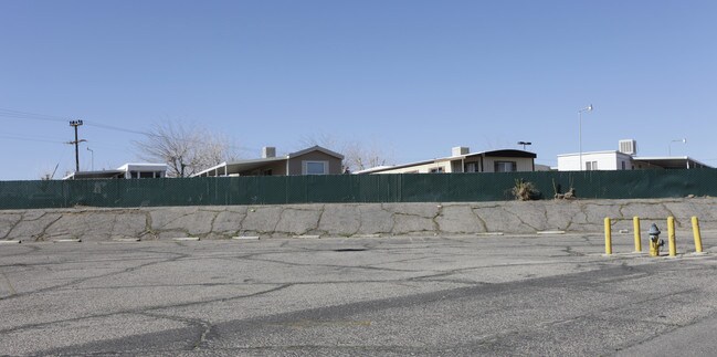 Desert Villa Mobile Home Park in Barstow, CA - Foto de edificio - Building Photo