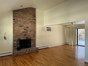 37 A S Norwood Rd in Sands Point, NY - Building Photo - Building Photo