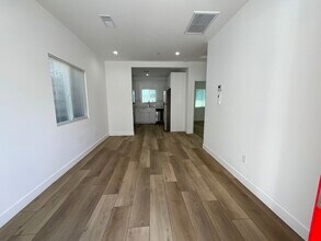5952 1/2 Balcom Ave in Los Angeles, CA - Building Photo - Building Photo