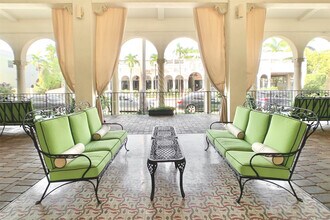 235 Sunrise Ave in Palm Beach, FL - Foto de edificio - Building Photo