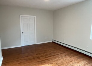 75 Putnam St, Unit 1 in Boston, MA - Building Photo - Building Photo