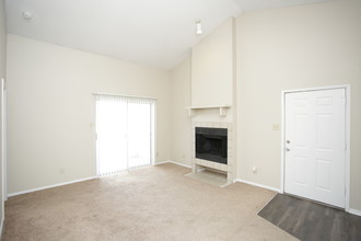 Woodlake Village Apartments in Independence, MO - Building Photo - Interior Photo