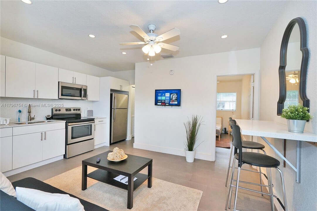 60 NW 76th St in Miami, FL - Building Photo