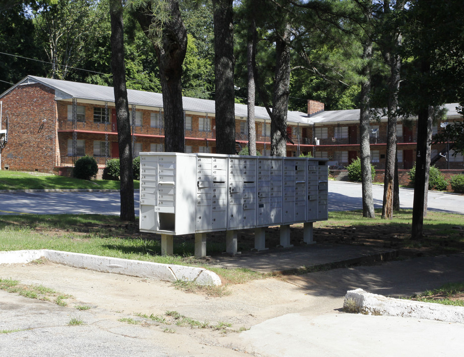 Dolphin Court Apartments in Atlanta, GA - Building Photo