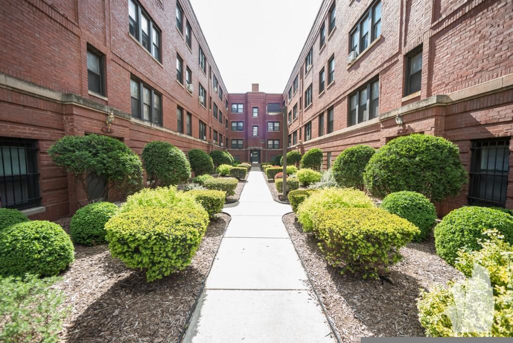 5737 N Winthrop Ave, Unit 48-002 in Chicago, IL - Building Photo