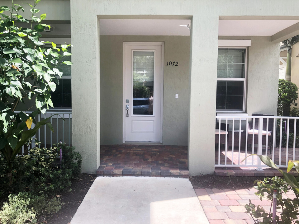1072 Community Dr in Jupiter, FL - Building Photo