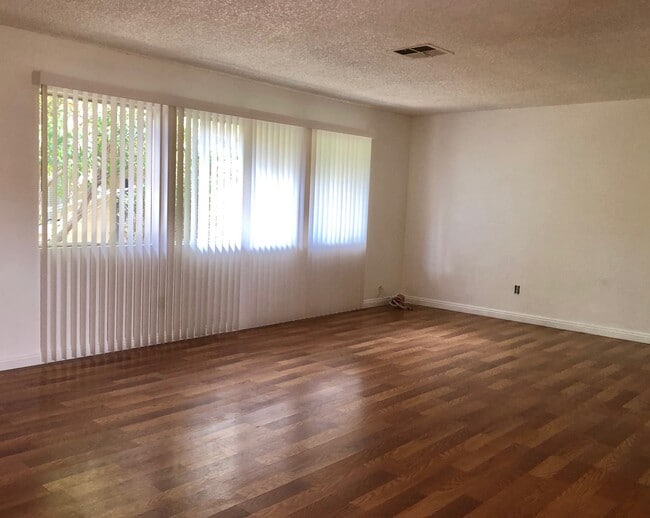 888 Ponderosa Dr in Hemet, CA - Building Photo - Building Photo
