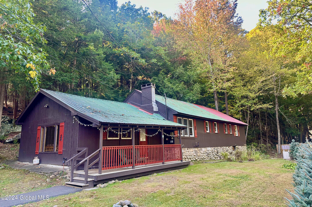 9 Adirondack Memories Lane in Lake Luzerne, NY - Foto de edificio