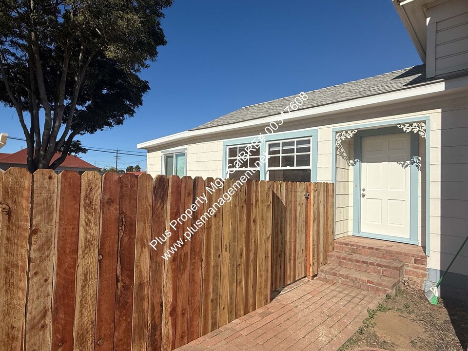 221 W Mill St in Santa Maria, CA - Building Photo