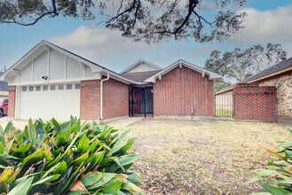 1402 Forest Home Dr in Houston, TX - Building Photo - Building Photo