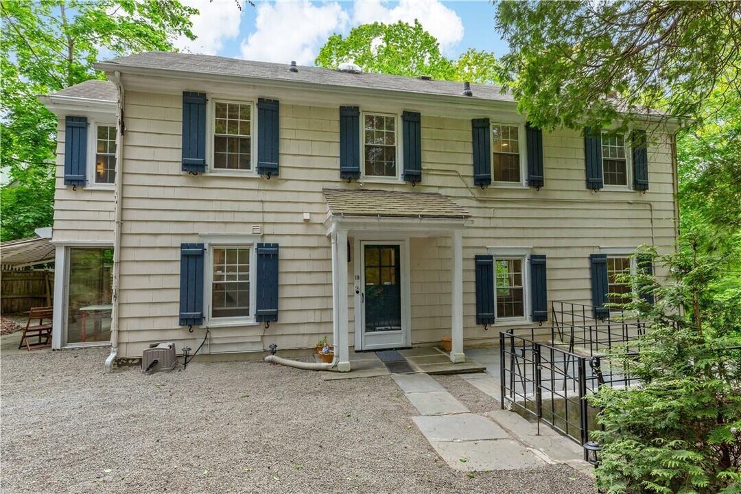 10 Brook Ln in Scarsdale, NY - Building Photo