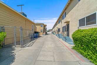 1125-1129 E 52nd St in Los Angeles, CA - Building Photo - Building Photo