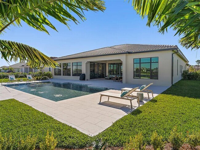 8025 SE Old Plantation Cir in Jupiter, FL - Foto de edificio - Building Photo