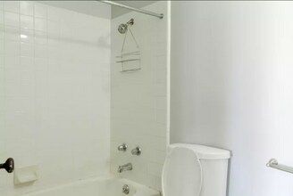 34 E Colorado Blvd, Unit A in Pasadena, CA - Foto de edificio - Building Photo