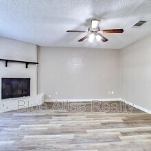 3901 Royal Crest Dr in Fort Worth, TX - Building Photo - Building Photo