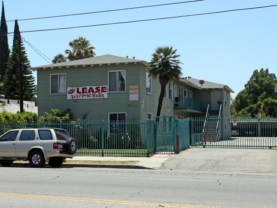 15844 Vanowen St in Van Nuys, CA - Building Photo