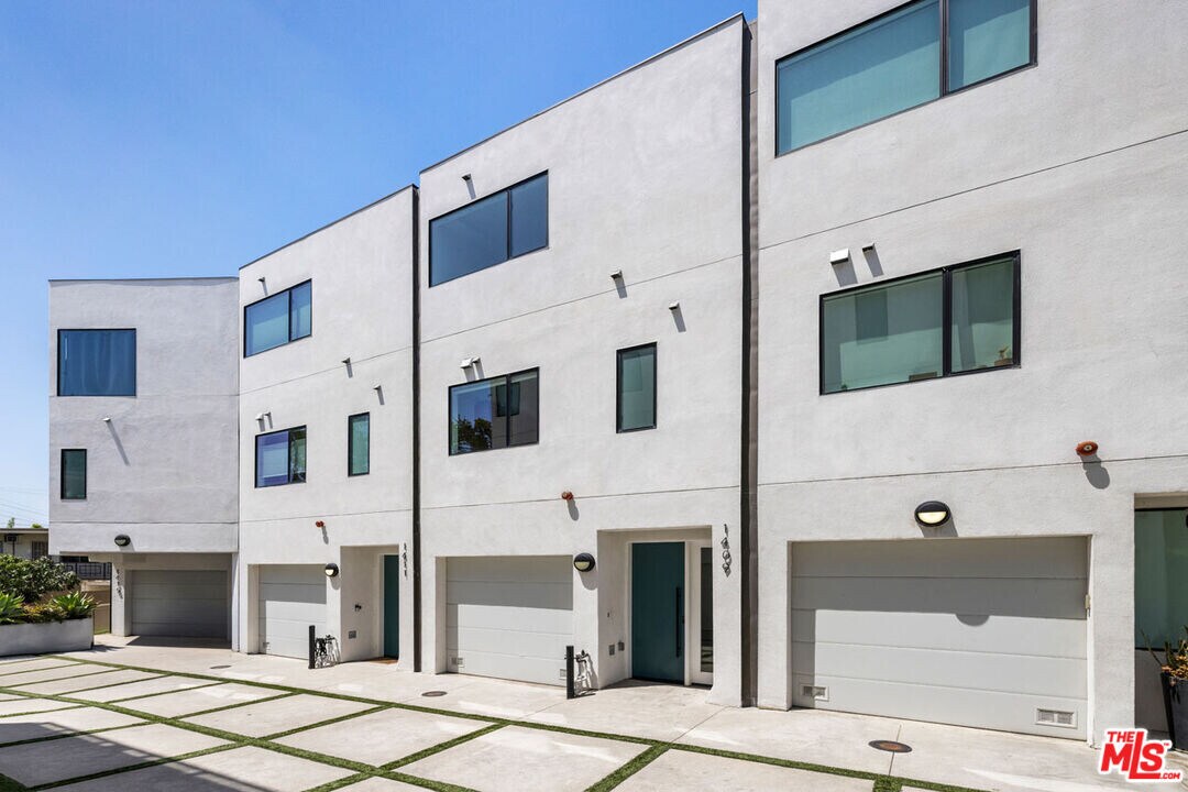 1409 Roca Ln in Los Angeles, CA - Building Photo