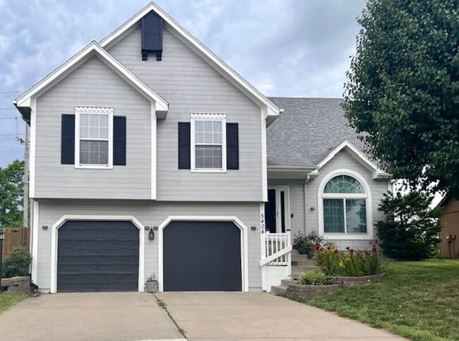 5404 NE Holiday Dr in Lee's Summit, MO - Foto de edificio - Building Photo