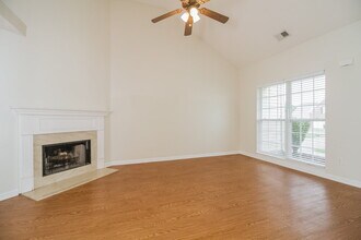 1015 Mallory Ln in Spring Hill, TN - Foto de edificio - Building Photo