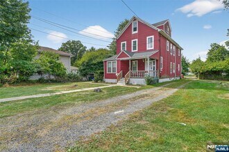 66 Boulevard in New Milford, NJ - Foto de edificio - Building Photo