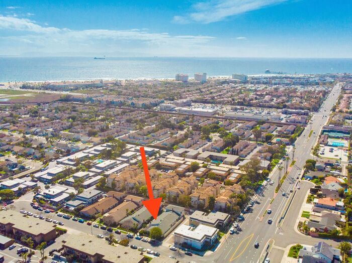 21031 Lochlea Ln in Huntington Beach, CA - Building Photo