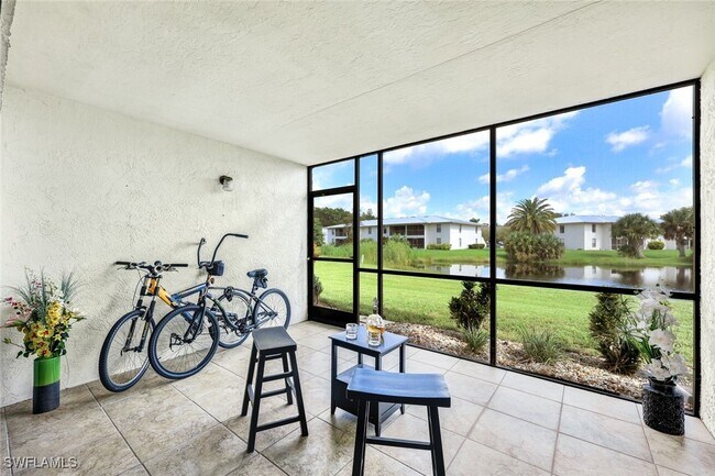141 Cypress Way E in Naples, FL - Foto de edificio - Building Photo