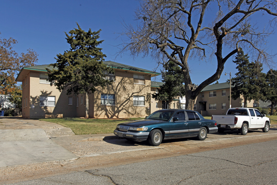 Huxley Manor East in Oklahoma City, OK - Building Photo