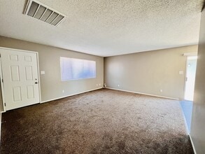 3108 W Walnut Ave in Visalia, CA - Building Photo - Building Photo