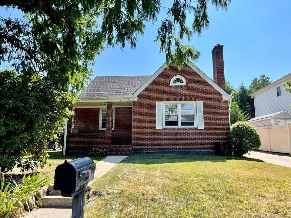 10 Bowne St in Glen Cove, NY - Building Photo