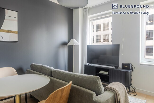 70 W 45th St in New York, NY - Foto de edificio - Building Photo