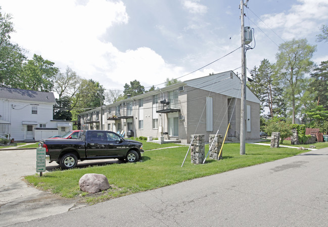 Pine Tree Apartments in Rochester, MI - Foto de edificio - Building Photo