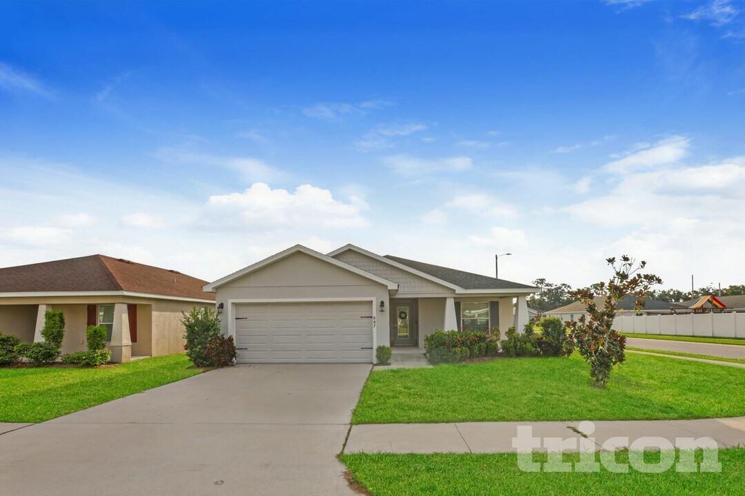 887 Orleans Dr in Eagle Lake, FL - Foto de edificio