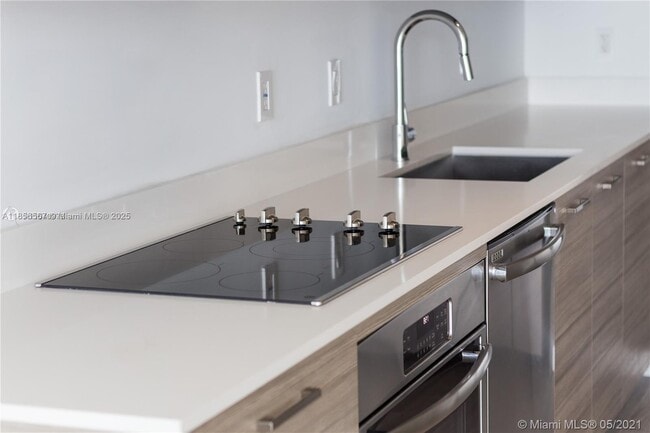 121 NE 34th St, Unit 1604 in Miami, FL - Building Photo - Building Photo