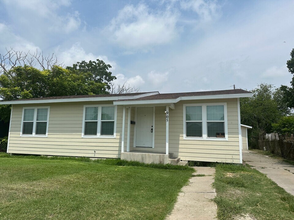 905 Ronald Dr in Corpus Christi, TX - Building Photo