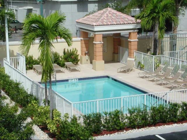 La Piazza at Young Circle in Hollywood, FL - Building Photo - Building Photo