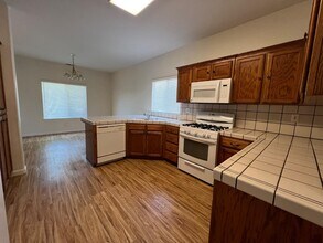 623 W Meadow Ln in Kingsburg, CA - Building Photo - Building Photo