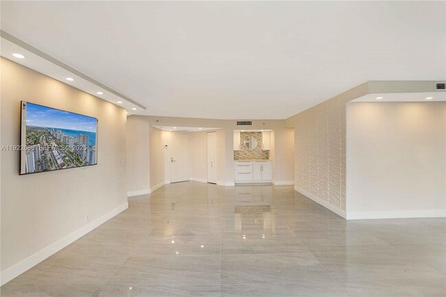 3500 Mystic Pointe Dr in Aventura, FL - Building Photo - Building Photo