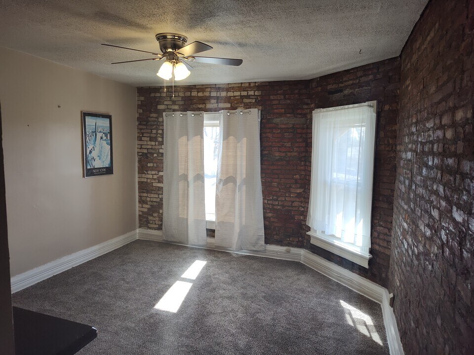 70 E 7th Ave, Unit APARTMENT in Columbus, OH - Building Photo