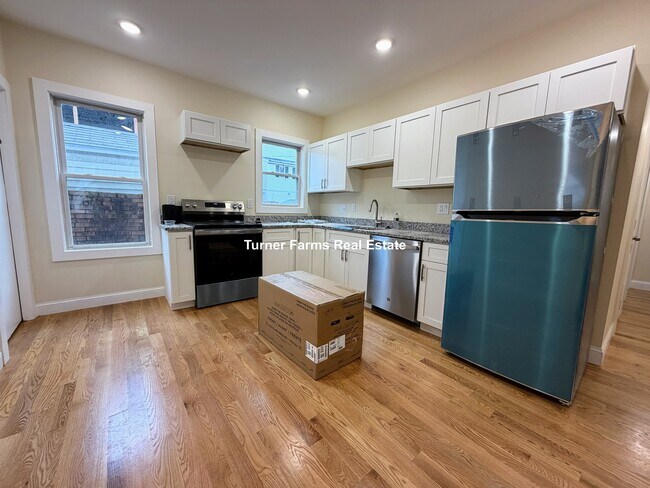 5 Lowell Cir, Unit 1 in Somerville, MA - Foto de edificio - Building Photo