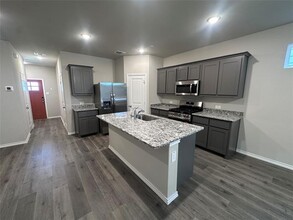 7067 Cypress Dr in Richland Hills, TX - Foto de edificio - Building Photo