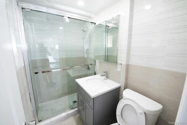 61 Beaumont Dr in Plainview, NY - Building Photo - Building Photo